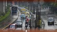 Keberadaan tiang-tiang beton tersebut selama ini dinilai merusak estetika kota dan menjadi simbol proyek transportasi yang gagal. Meski sempat diusulkan untuk dimanfaatkan ulang, hingga kini tiang-tiang tersebut tetap dibiarkan terbengkalai tanpa kejelasan fungsi. (ANTARA FOTO/Indrianto Eko Suwarso)