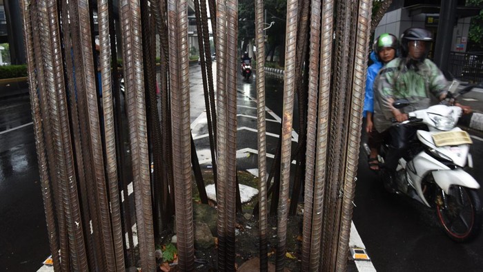 Penampakan Tiang-tiang Monorel Mangkrak di Kuningan Pengendara melintas di dekat tiang bekas proyek monorel Jakarta di kawasan Jalan HR Rasuna Said, Kuningan, Jakarta, Kamis (29/5/2025). Pemerintah Provinsi DKI Jakarta berencana untuk menuntaskan dengan merapikan tiang-tiang bekas proyek monorel yang mangkrak selama hampir dua dekade di Jalan HR Rasuna Said dan Jalan Asia Afrika, Jakarta karena dinilai mengganggu estetika kota. ANTARA FOTO/Indrianto Eko Suwarso/rwa.