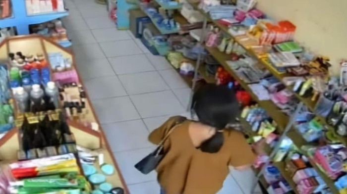 Pelaku pencurian kosmetik di Pasuruan saat terekam CCTV