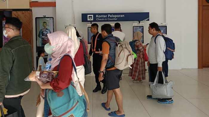 Penumpang kereta api saat libur panjang Isa Almasih