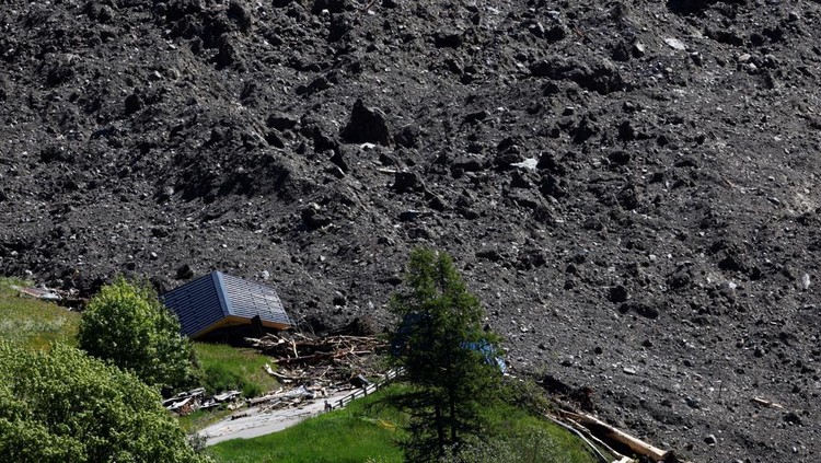 A satellite image shows the closer view of destroyed houses and blocked Ionza River, after a glacier in the Swiss Alps partially collapsed and tumbled onto the village, in Blatten, Switzerland May 29, 2025. Maxar Technologies/Handout via REUTERS  THIS IMAGE HAS BEEN SUPPLIED BY A THIRD PARTY. NO RESALES. NO ARCHIVES. MANDATORY CREDIT.  MUST NOT OBSCURE LOGO.
     TPX IMAGES OF THE DAY