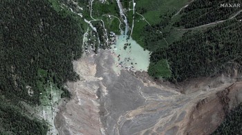 Para ahli mengaitkan bencana ini dengan perubahan iklim yang menyebabkan mencairnya permafrost, lapisan tanah beku yang menjaga stabilitas lereng gunung. Mencairnya permafrost melemahkan struktur batuan, meningkatkan risiko longsor dan runtuhnya gletser. Di Swiss, volume gletser menurun sekitar 4% pada tahun 2023, dan diperkirakan banyak gletser akan hilang sepenuhnya pada akhir abad ini. REUTERS/MAXAR TECHNOLOGIES