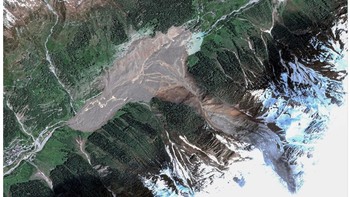 Pada tanggal 28 Mei 2025, desa Blatten di Lötschental, Kanton Valais, Swiss, mengalami bencana alam besar ketika sebagian Gletser Birch runtuh, memicu longsoran es, lumpur, dan batu yang menimbun sekitar 90% wilayah desa tersebut. Meskipun sekitar 300 penduduk telah dievakuasi sebelumnya, satu pria berusia 64 tahun dilaporkan hilang dan pencarian dihentikan karena kondisi medan yang berbahaya. Longsoran ini juga memblokir Sungai Lonza, membentuk danau yang meningkatkan risiko banjir di daerah sekitarnya. REUTERS/MAXAR TECHNOLOGIES