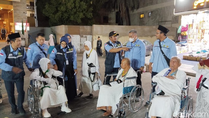 Petugas haji sedang melayani para jemaah haji lansia (Haris/detikcom)