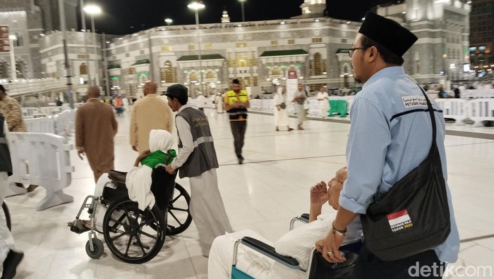 Petugas haji sedang melayani para jemaah haji lansia (Haris/detikcom)
