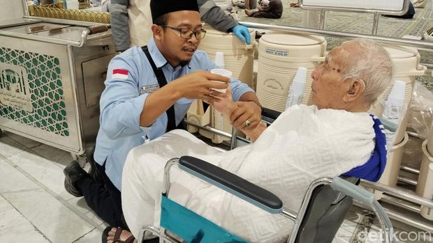 Petugas haji sedang melayani para jemaah haji lansia (Haris/detikcom)