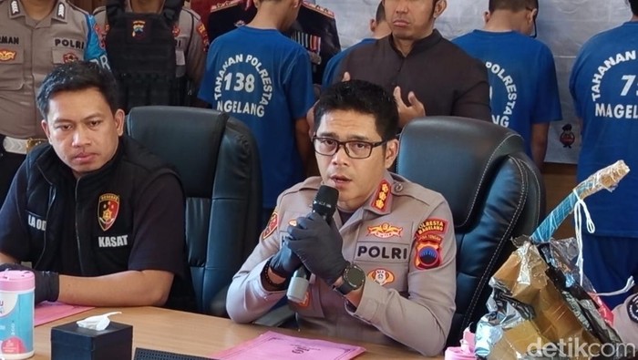 Petugas menunjukkan barang bukti yang diamankan dalam konferensi pers di Polresta Magelang, Jumat (30/5/2025).