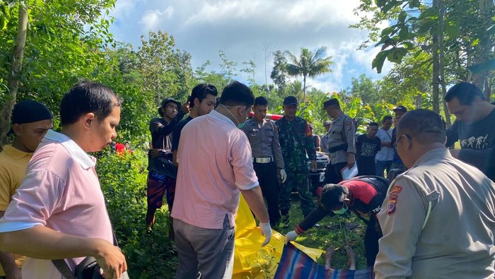 Petugas saat mengevakuasi pria tanpa identitas yang ditemukan meninggal dunia di tengah ladang, Patuk, Gunungkidul, Jumat (30/5/2025).