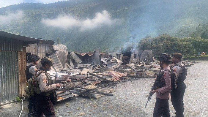 Polisi disiagakan di lokasi pembakaran rumah di Puncak Jaya oleh OTK.