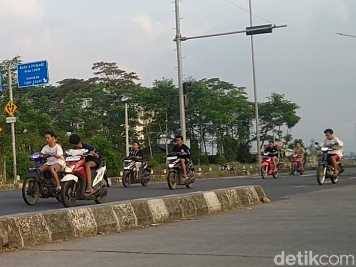 Polisi razia balap liar di jalan raya akses jalan tol Batang, Setono, Kota Pekalongan, Jumat (30/5/2025).