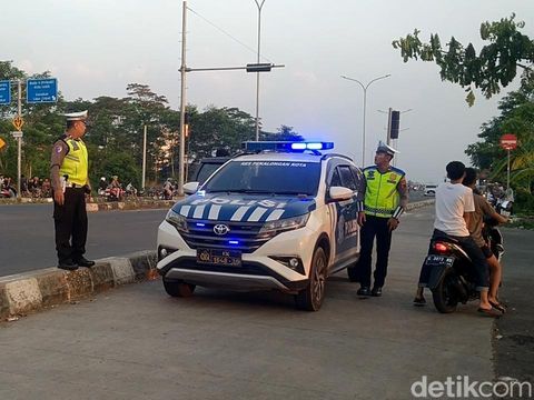 Polisi razia balap liar di jalan raya akses jalan tol Batang, Setono, Kota Pekalongan, Jumat (30/5/2025).