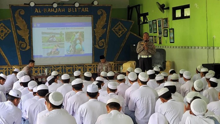 Santri Al Bahjah mendapat edukasi tertib lalu lintas dari Polres Blitar Kota