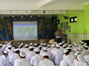Polisi Blitar Kota Ajak Santri Al Bahjah Tertib Lalu Lintas