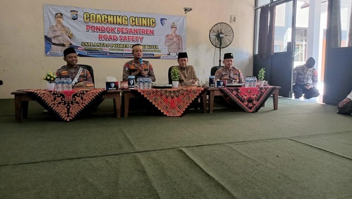 Polres Kediri Kota gelar coaching clinic di ponpes