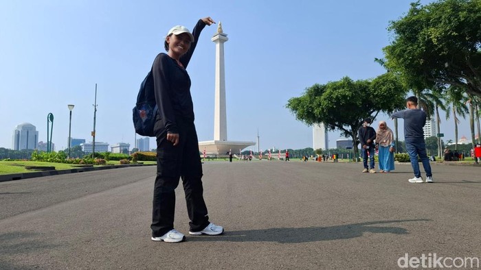 Pose andalan warga yang ingin berfoto dengan latar belakang Monas (Brigitta Belia/detikcom)