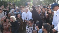 Foto: Macron mengaku terkesima atas sambutan hangat yang diberikan masyarakat Indonesia. Dalam salah satu momen di Borobudur, Macron dan Prabowo juga sempat melakukan swafoto dengan wartawan yang hadir di lokasi (dok. Tim Media Presiden)