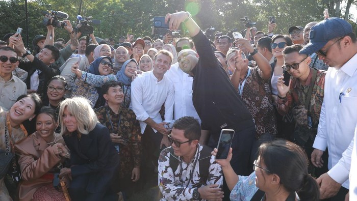 Prabowo dan Macron selfie bareng wartawan di Candi Borobudur (dok. Tim Media Presiden)