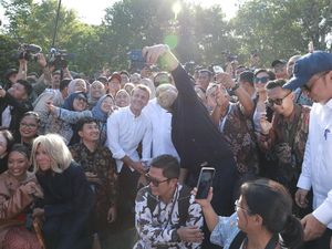 Akrab! Prabowo, Macron, dan Didit Selfie Bareng Wartawan di Candi Borobudur
