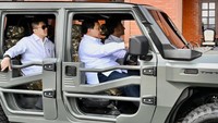 Setibanya di Akmil, Prabowo dan Macron disambut dengan upacara kehormatan. Keduanya kemudian menaiki Maung Pindad untuk melakukan inspeksi pasukan dan meninjau fasilitas pendidikan militer. Macron tampak duduk di kursi penumpang depan, sementara Prabowo mengemudi kendaraan tersebut. Momen ini diabadikan dalam berbagai foto dan video yang kemudian dibagikan melalui akun media sosial resmi pemerintah. (Dok. Instagram/@sekretariat.kabinet)