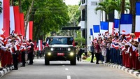 Melalui momen ini, Indonesia tidak hanya menunjukkan kemampuan diplomasi dan pertahanan, tetapi juga memperkenalkan produk otomotif dalam negeri yang memiliki kualitas dan daya saing tinggi di kancah internasional. Kehadiran Maung Pindad dalam kunjungan kenegaraan ini menjadi bukti nyata bahwa Indonesia mampu menghasilkan kendaraan taktis yang dapat digunakan dalam berbagai situasi, termasuk dalam acara kenegaraan penting. (Dok. Instagram/@sekretariat.kabinet)