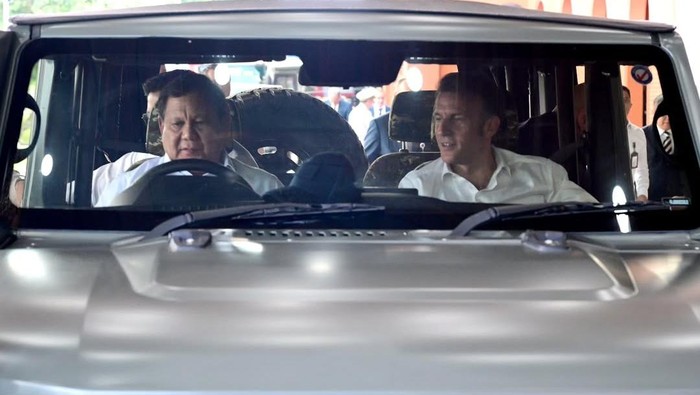Presiden RI Prabowo Subianto (kiri) menyopiri Presiden Prancis Emmanuel Macron menggunakan kendaraan Maung Pindad saat mengunjungi Akademi Militer (Akmil) Magelang, Jawa Tengah, Kamis (29/5/2025). Momen ini menjadi sorotan publik karena menunjukkan keakraban kedua pemimpin negara sekaligus memamerkan produk otomotif dalam negeri. (Dok. Instagram/@sekretariat.kabinet)