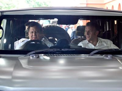 Bukan Citroen atau Peugeot, Prabowo Sopiri Macron Naik Maung Pindad!