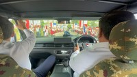 Momen Prabowo yang menyopiri Macron menggunakan Maung juga mencerminkan kebanggaan atas produk dalam negeri yang telah mampu bersaing dan digunakan dalam protokol negara. Hal ini sekaligus menjadi promosi tak langsung bagi PT Pindad dan industri otomotif nasional. (Dok. Instagram/@sekretariat.kabinet)