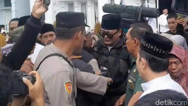 Pria di Rancah Ciamis Aksi Jalan Kaki ke Makkah.