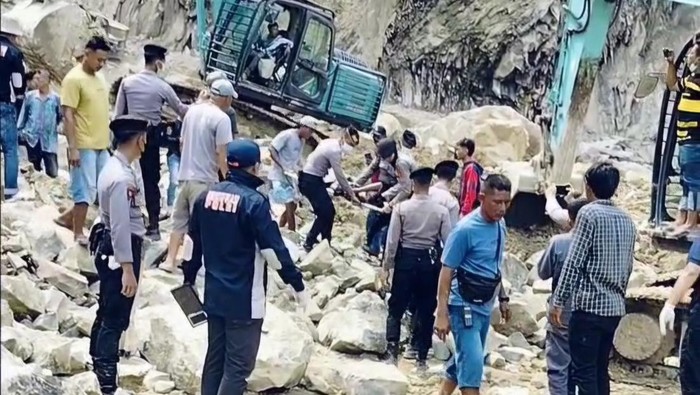 Proses evakuasi korban di Gunung Kuda.