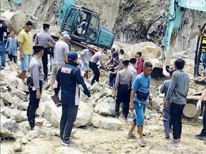 Longsor Maut di Tambang Batu Cirebon, 10 Orang Lebih Tertimbun