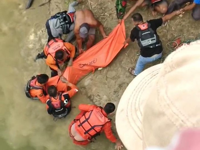 Proses evakuasi pemotor yang terjatuh dari jembatan Banjarejo, Kabupaten Blora, Jumat (30/5/2025).
