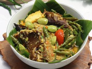 Resep Ikan Pari Bumbu Santan Cabe Hijau yang Pedas Sedap