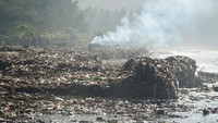Wisatawan berjalan di antara aneka sampah yang memenuhi sepanjang pesisir Pantai Gemah, Tulungagung, Jawa Timur, Jumat (30/5/2025). (ANTARA FOTO/Destyan Sujarwoko)