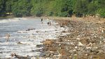 Sampah Timbun Pantai Gemah Usai Banjir Bandang