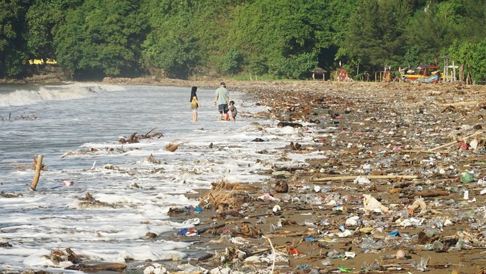 Sampah Timbun Pantai Gemah Usai Banjir Bandang Wisatawan bermain air meski sampah memenuhi sepanjang pesisir Pantai Gemah, Tulungagung, Jawa Timur, Jumat (30/5/2025). Timbunan sampah yang diperkirakan mencapai 10 ribu kubik lebih di sepanjang garis pantai Teluk Popoh itu muncul sejak dua pekan terakhir atau pascabanjir bandang yang melanda sejumlah wilayah di Tulungagung dan Trenggalek yang kemudian terbaawa hingga muara Sungai melalui pintu Bendung Neyama. ANTARA FOTO/Destyan Sujarwoko/foc.