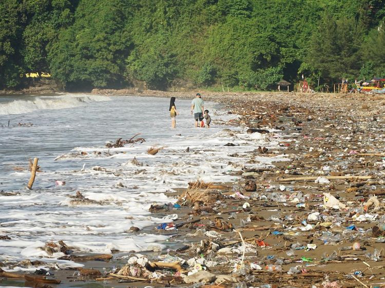 Sampah Timbun Pantai Gemah Usai Banjir Bandang