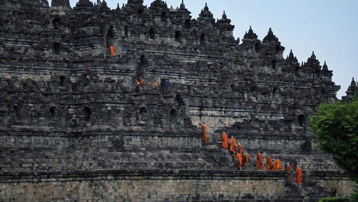 Indonesia's President Prabowo Subianto and French President Emmanuel Macron speak during a visit at Borobudur Temple, in Magelang, Java, Indonesia, May 29, 2025. YASUYOSHI CHIBA/Pool via REUTERS
