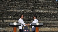 Dengan mempertimbangkan kisaran biaya pemasangan stairlift di Indonesia, proyek serupa di Borobudur kemungkinan memerlukan investasi yang signifikan, terutama jika mempertimbangkan kebutuhan khusus untuk menjaga keutuhan struktur candi yang merupakan situs warisan dunia UNESCO. (REUTERS/Yasuyoshi Chiba)