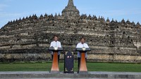 Candi Borobudur di Magelang, Jawa Tengah, mencatat sejarah baru sebagai situs warisan dunia UNESCO pertama yang dipasangi stairlift untuk kunjungan kenegaraan. Alat bantu akses tersebut dipasang sementara pada 29 Mei 2025 untuk memfasilitasi kunjungan Presiden Prabowo Subianto dan Presiden Prancis Emmanuel Macron ke puncak candi. (REUTERS/Yasuyoshi Chiba)