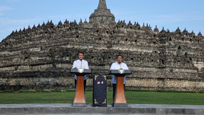 Indonesia's President Prabowo Subianto and French President Emmanuel Macron speak during a visit at Borobudur Temple, in Magelang, Java, Indonesia, May 29, 2025. YASUYOSHI CHIBA/Pool via REUTERS