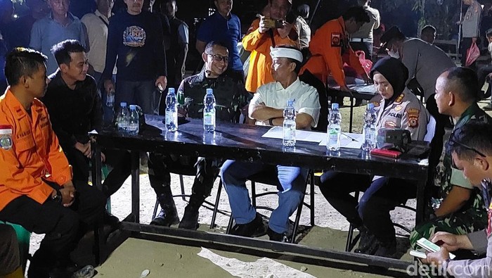 Sekretaris Daerah Jawa Barat, Herman Suryatman saat datang ke lokasi longsor