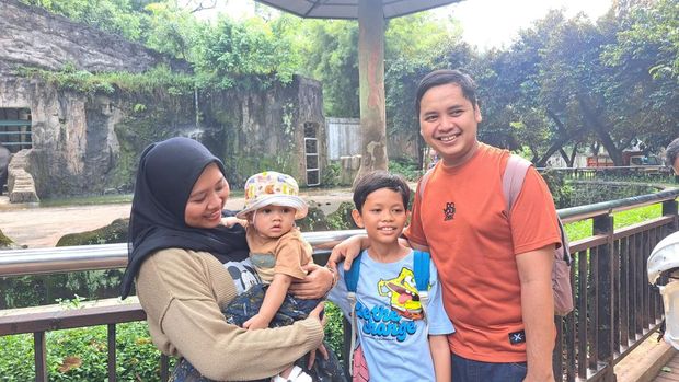 Agus membawa keluarganya berlibur ke Ragunan. Agus mengaku senang ada kebijakan penerima penerima KJP plus gratis dapat mengakses tempat wisata edukatif di Jakarta.