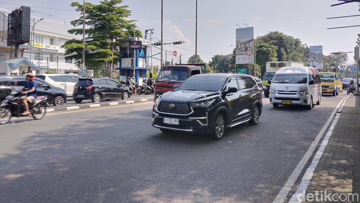Situasi lalu lintas dari Gerbang Tol Pasteur siang ini menuju Kota Bandung.