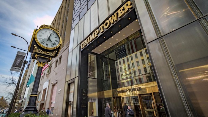 Sssttt, Trump Tower Rp 16 T Mau Dibangun di Negara Tetangga RI MANHATTAN, NEW YORK, UNITED STATES - 2024/03/13: Marquee at the main entrance to the Trump Tower building in Manhattan. (Photo by Erik McGregor/LightRocket via Getty Images)