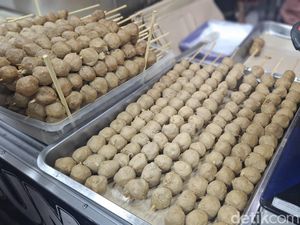 Seru! Jajan Kebab hingga Bakso Bakar Jumbo di Jalan Semangka
