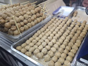 Seru! Jajan Kebab hingga Bakso Bakar Jumbo di Jalan Semangka