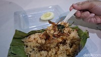 Selain ayam menu teri kacang juga tak kalah enak. Isian teri dan kacang yang gurih manis dilengkapi dengan daun kemangi yang menambah aromanya. Foto: detikcom/Diah Afrilian