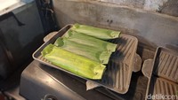 Varian nasi bakarnya bermacam-macam dengan harga mulai dari Rp 11.000an saja. Gulungan nasi bakar baru akan dipanggang di atas wajan jika ada pembeli yang memesan. Foto: detikcom/Diah Afrilian