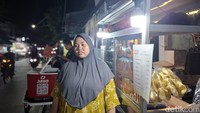 Siti Aenah menyebut resep yang digunakan untuk berjualan nasi bakar merupakan resep neneknya. Ia bertugas untuk menggulung dan menjual nasi, sementara tugas memasak dibantu oleh bibinya. Foto: detikcom/Diah Afrilian