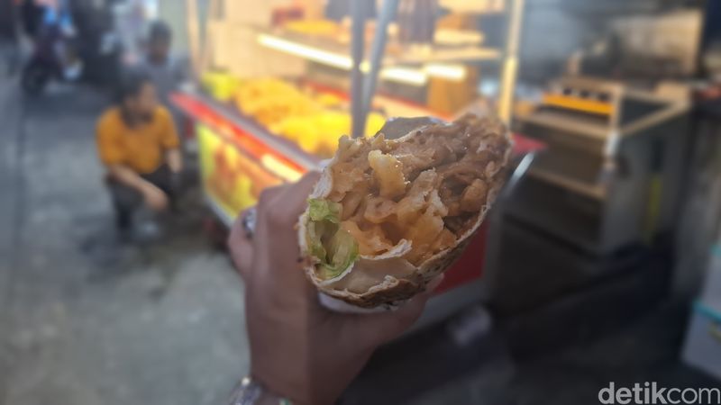 Gede Banget! Shawarma Jumbo  Panjangnya Sampai 30 Centimeter